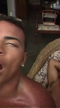 Sex na pláži - sexy brazilská Latinoameričanka Twinks v akci