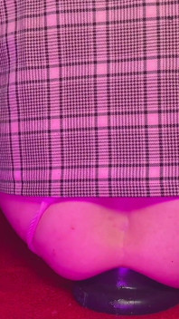 Głodny tyłek Femboy połyka duże wtyczki - Używanie spust jako Fisting Lube