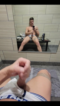 Rychlý výstřik v tělocvičně! Přání, aby to bylo shromážděno do horkého svalu
