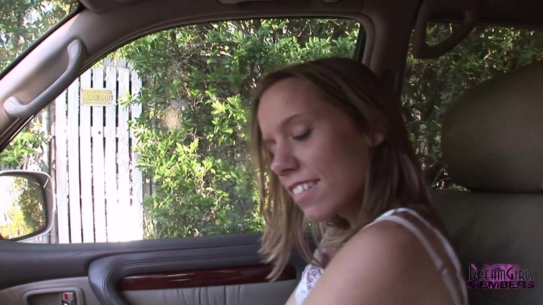 Dream Girls: Petite freak Amber flashes outdoor