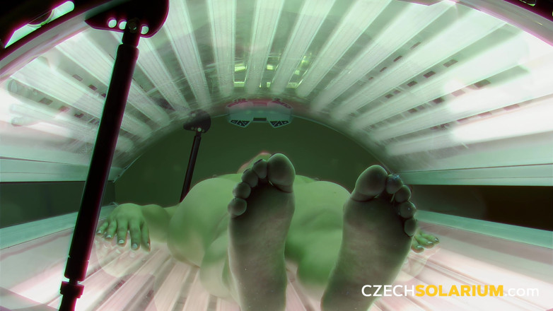 Czech Solarium: České solárium 125: Ohromující modelka se svléká nahá v soláriu