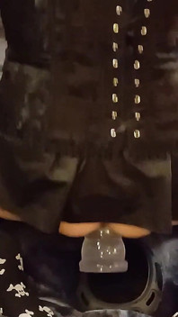 Sissy Leogoth călărește Big Plug și ejaculează