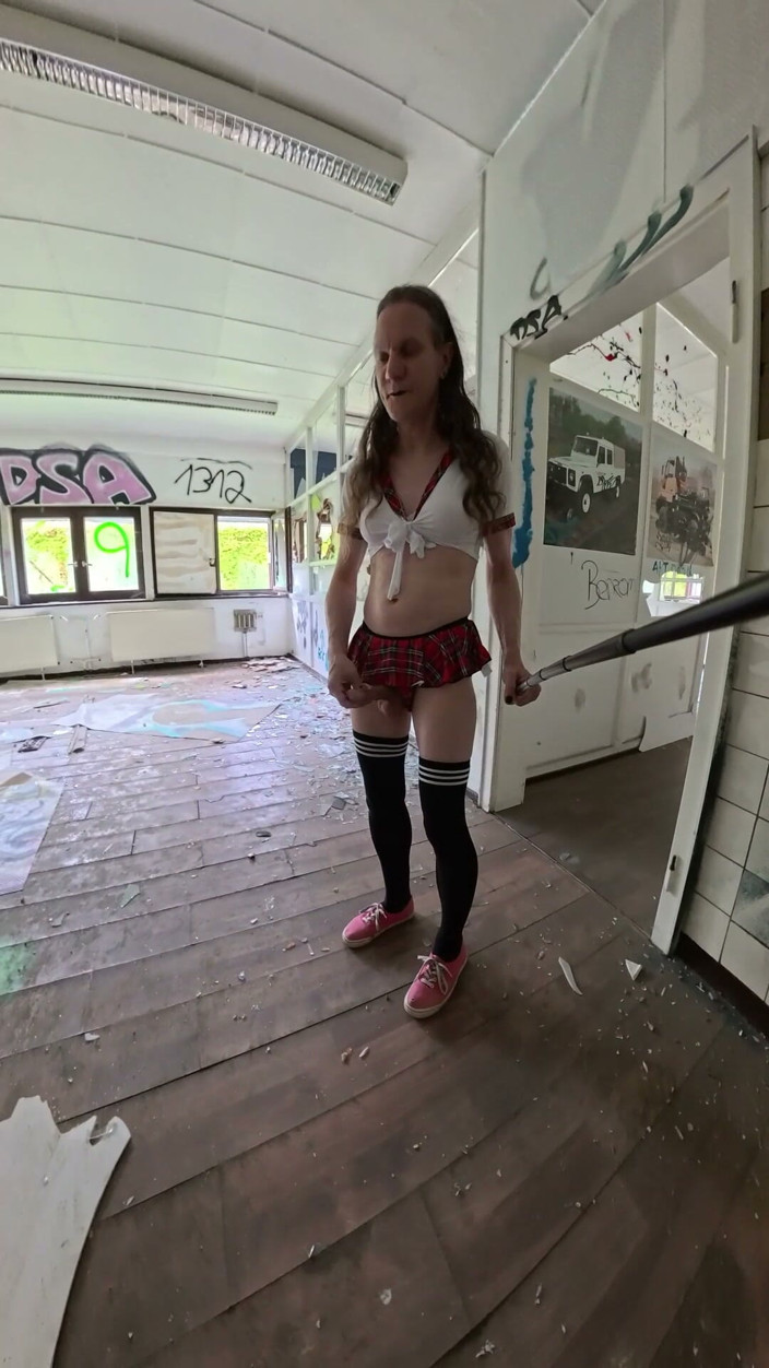 Slut Bella: Шаловливая школьница Bella делает городское исследование