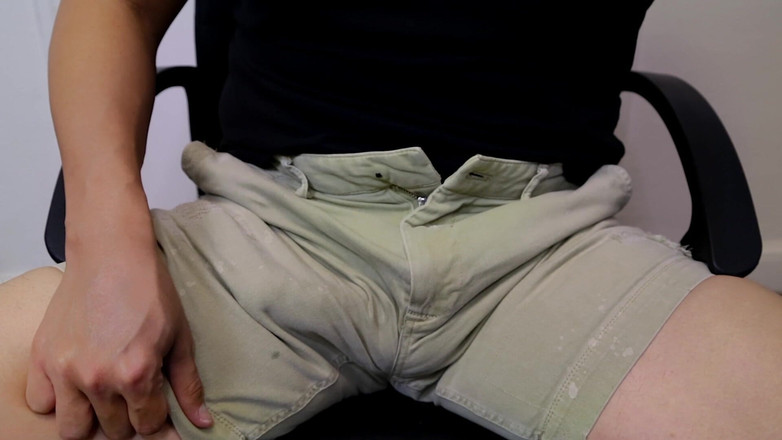 UnderXiaoQiang: Ereção em shorts cáqui apertados