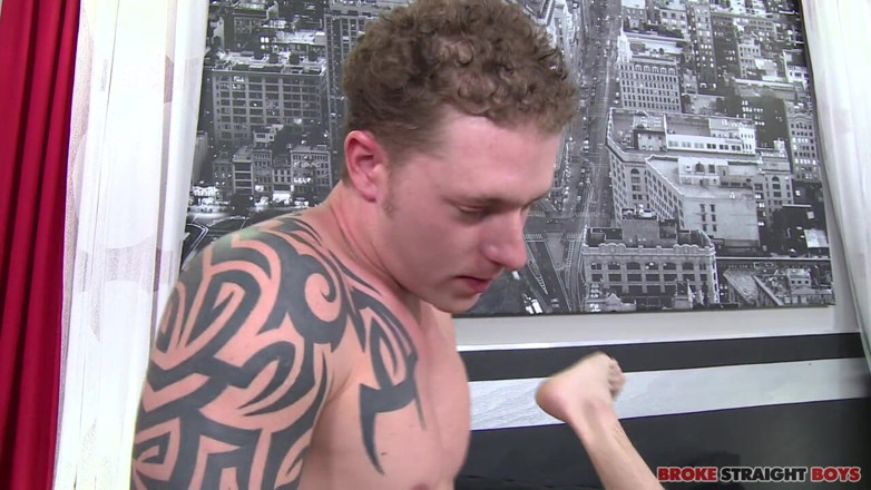 Broke Straight Boys: Adam Stripz învelește fundul lui Damien Kyle