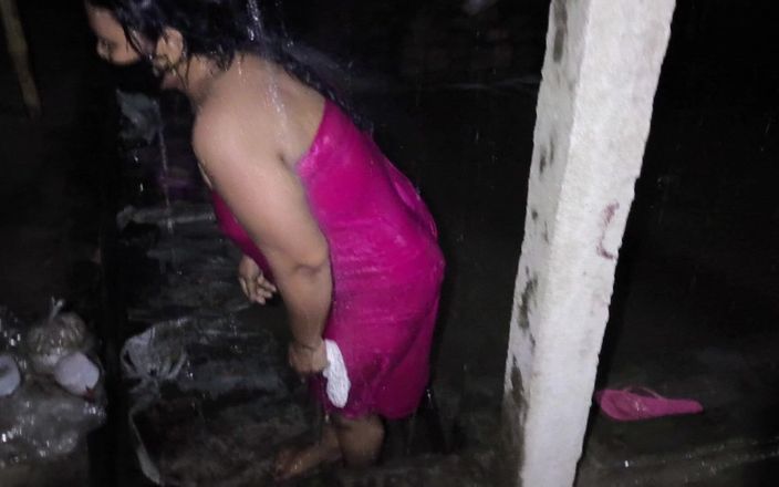 SAFI-SEXY: Mătușă desi sexy făcând baie în satul ploios