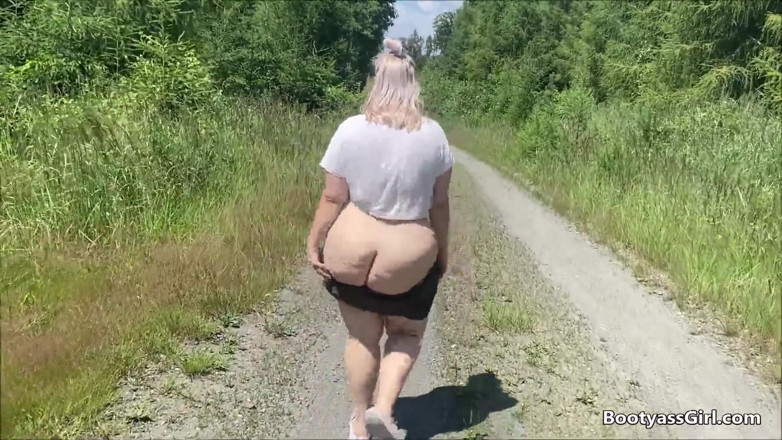 Bootyass Girl: Awek putih dengan pantat besar dikongkek dalam hutan
