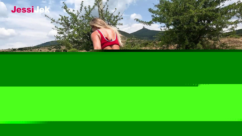 JessiJek: 屋外でのアナルセックス、そして2回イく、ローラーに乗った欲情な女の子、ジェシエク