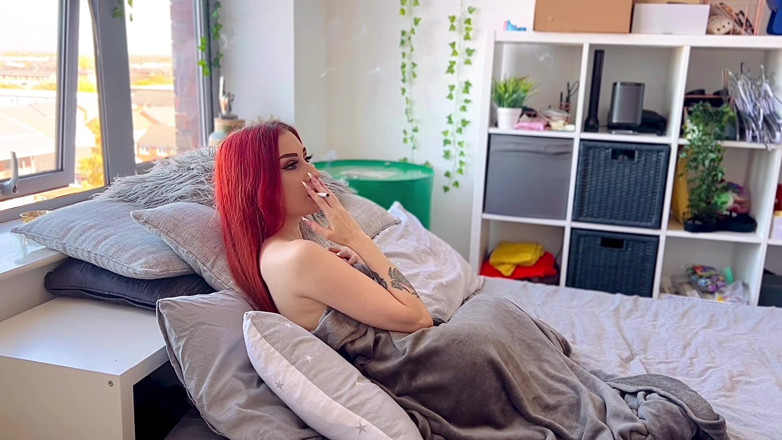 Gigi Rouge: Humo desnudo de la mañana