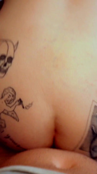 Tatuada ninfomaníaca gata cavalga com paixão selvagem e imbatível
