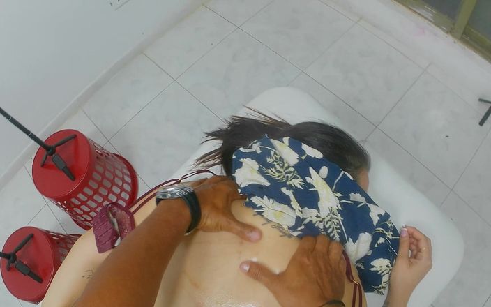 Esperanzitaluton: Une belle-mère infidèle se fait toucher par une masseuse perverse