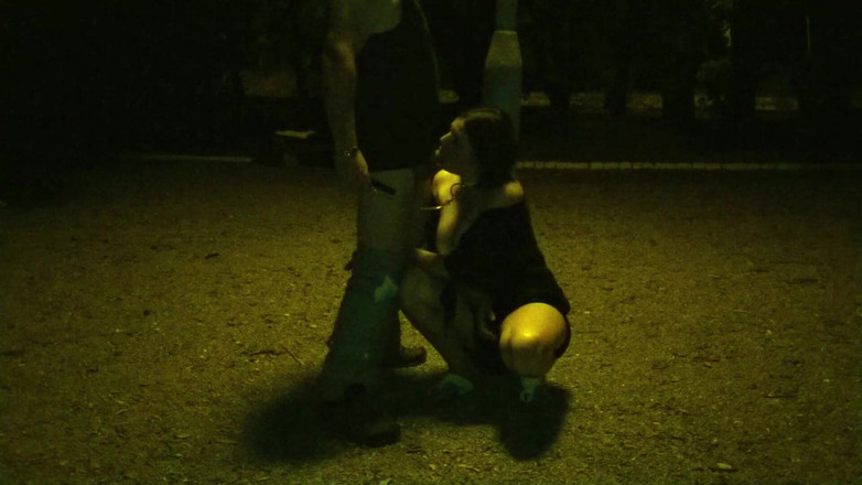 Toilet Mommy: Mooie hoer zuigt aan mijn lul in het park