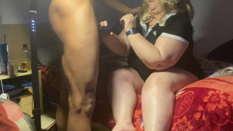 Daddykane: 金发碧眼的已婚妻子喜欢崇拜硬大黑鸡巴