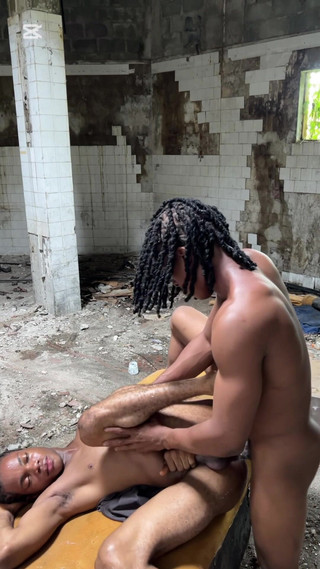 Baddestboyx: Bu yakışıklı heteroseksüel adamı büyük siyah yarakla ikna ediyorum