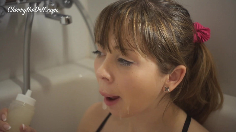 Cherry The Doll: Aspirateur dans la baignoire