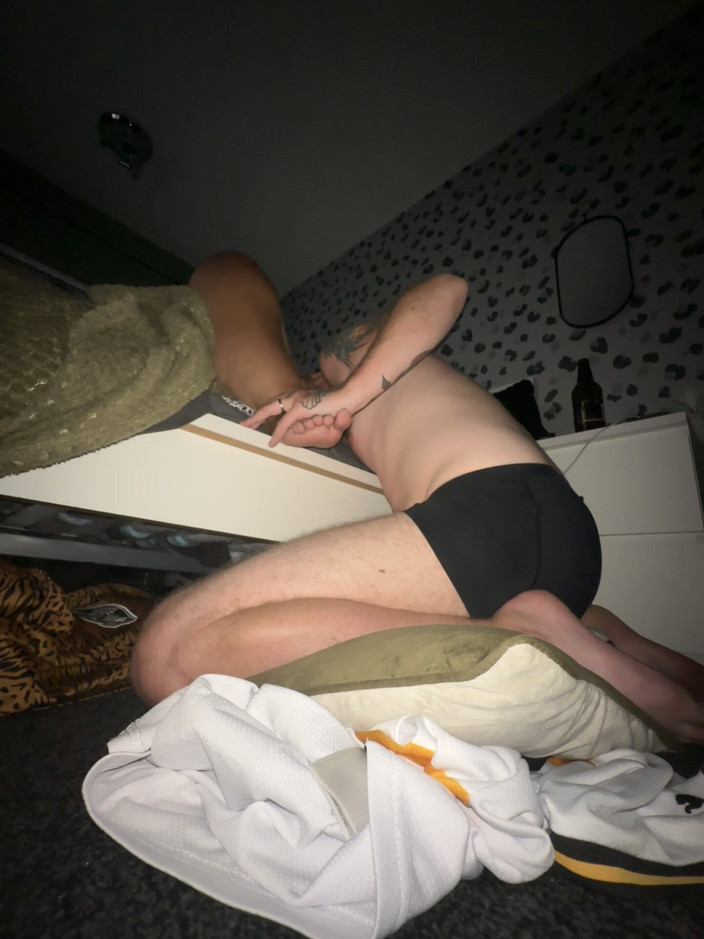 Filthy British Couple: 노예 남편을 무릎 꿇고 보지를 숭배할 수 있는 발정난 돔 마누라