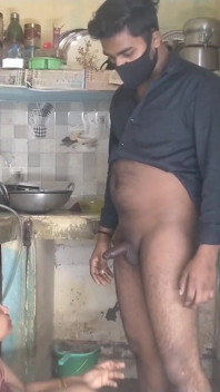 कामुक सौतेली बहन किचन में पकड़ी गई - सौतेला भाई Coo के दौरान उसकी जोरदार चुदाई करता है