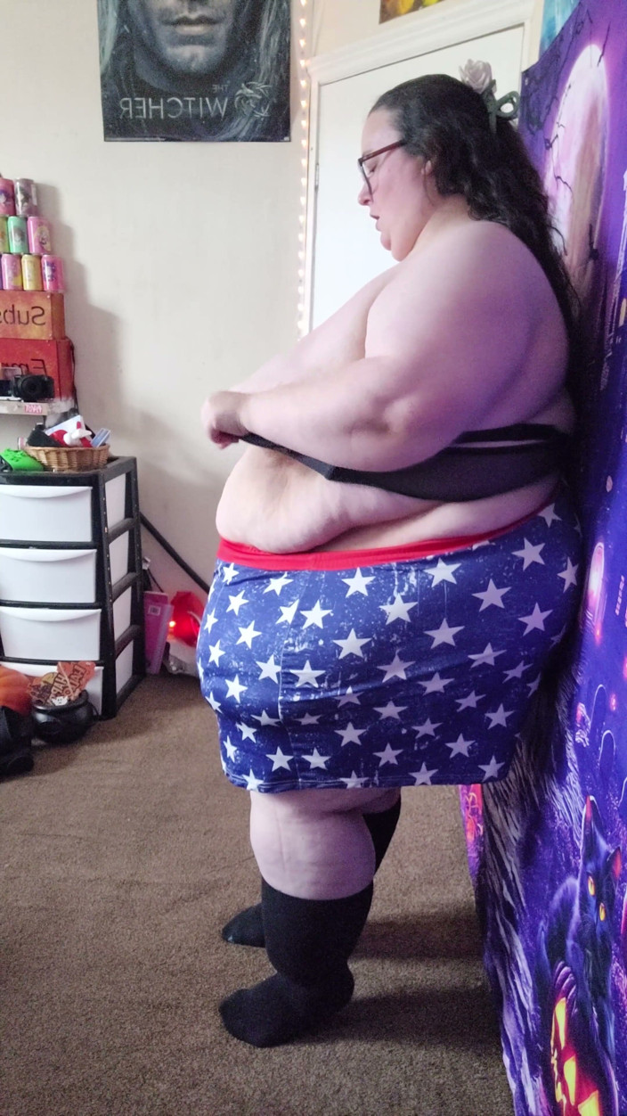 SSBBWLadyBrads: Stripping From the Side for My Fans