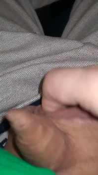 Enlève mon petit prépuce juteux de mon pantalon