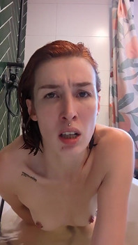 Pixie Różowe orgazmy w wannie Za pomocą głowicy prysznicowej!