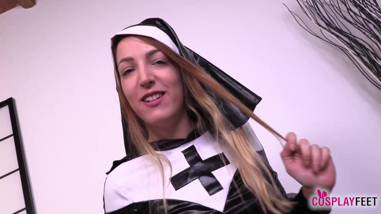 Feet & Cosplay: Děvka jeptiška Liz Rainbow si tře kundičku, zatímco její sexy...