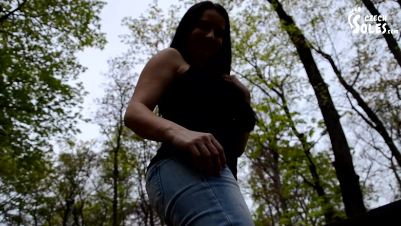 Czech Soles - foot fetish content: Barefoot flip flops at park
