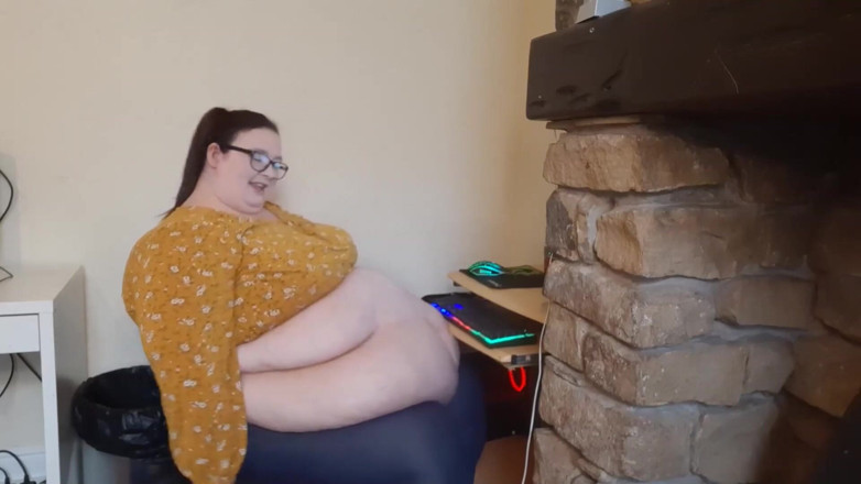 SSBBWLadyBrads: Fat girl office struggles