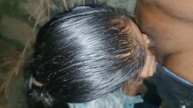 NikiRathod: Nachtelijke pijpbeurt in diep bos waar niemand komt