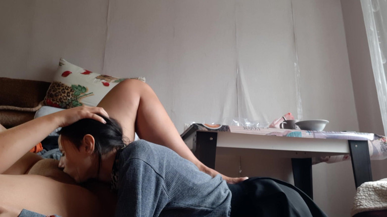 Lesbian-illusion: 我给我的女朋友按摩，而她吮吸、亲吻和舔我的阴户
