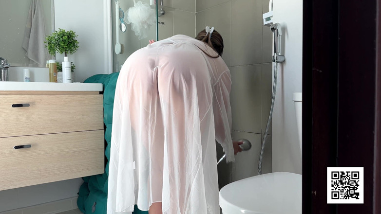 Alina Rai: Madrasta limpa o banheiro em seu vestido puro. Devagar