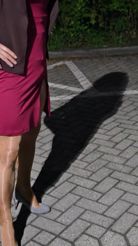 赤いドレスと光沢のあるタイツがおしっこに濡れてる