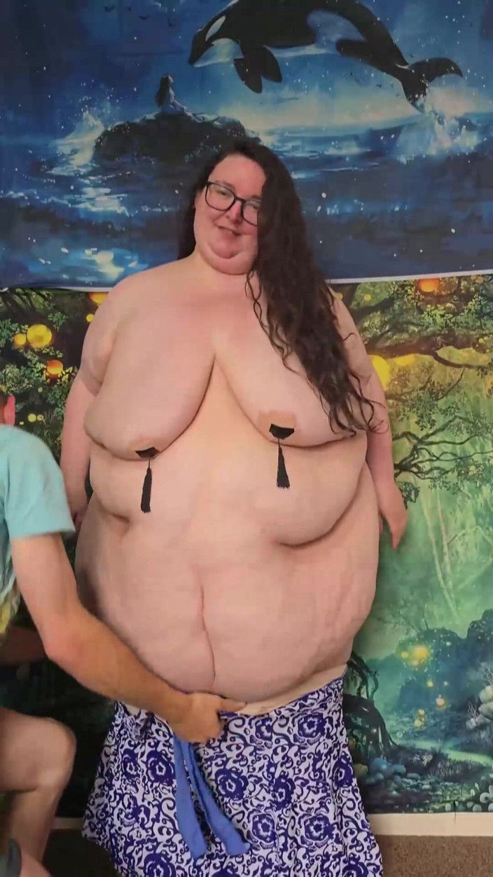 SSBBWLadyBrads: Ssbbw recebe ajuda para se encaixar em traje de natação...