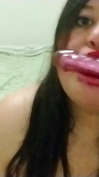 Bridivine terobsesi untuk nyepong dildo ukuran raksasanya