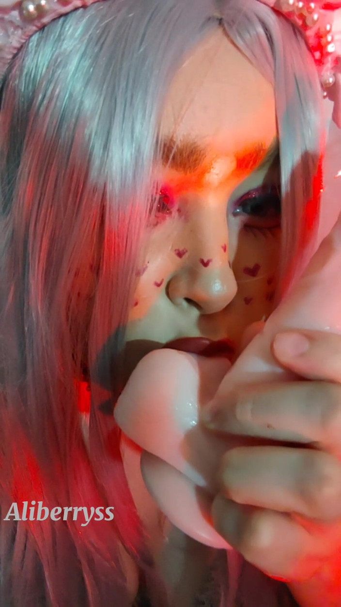 Aliberryss: E-girl吮吸和舔你的蛋蛋