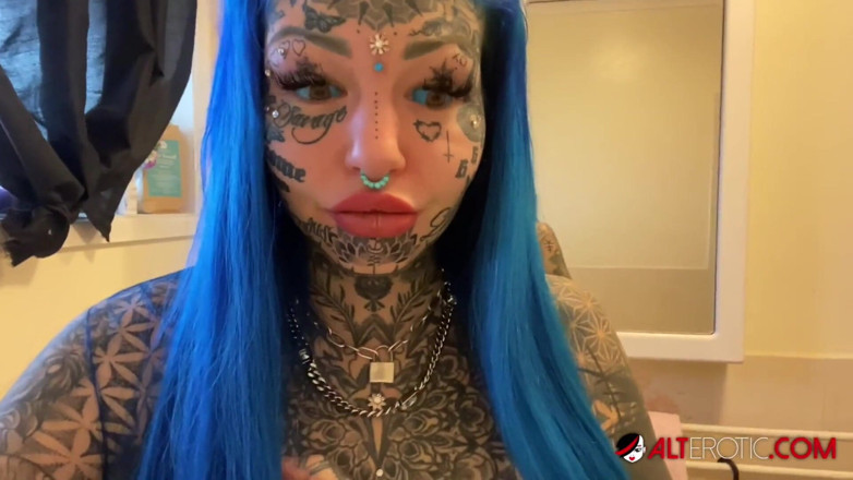 Alt Erotic: Amber Luke em quarentena, masturbação solo