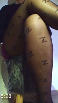 Mis a exibe suas pernas sensuais em um show de mangueira de calcinha 2