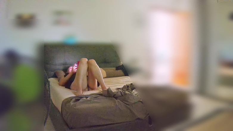 Chupita84: Urmărind în secret soția masturbându-se singură acasă