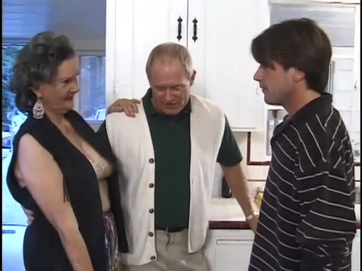 XTime Vod: Grandi tette bionda milf anale penetrata nel giardino (Film originale completo.)