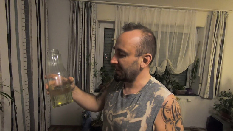 bekycarril: Bebiendo nuestro propio pis de una botella como pipí de...
