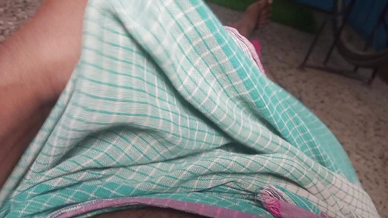 Indoor ally: Bhabhiの猫は赤いサリーで熱く見えます