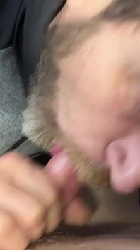 Volwassen Arabier zuigt de grote lul van een schooljongen