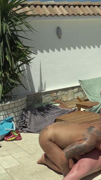Heet trio met blond getatoeëerd meisje!!