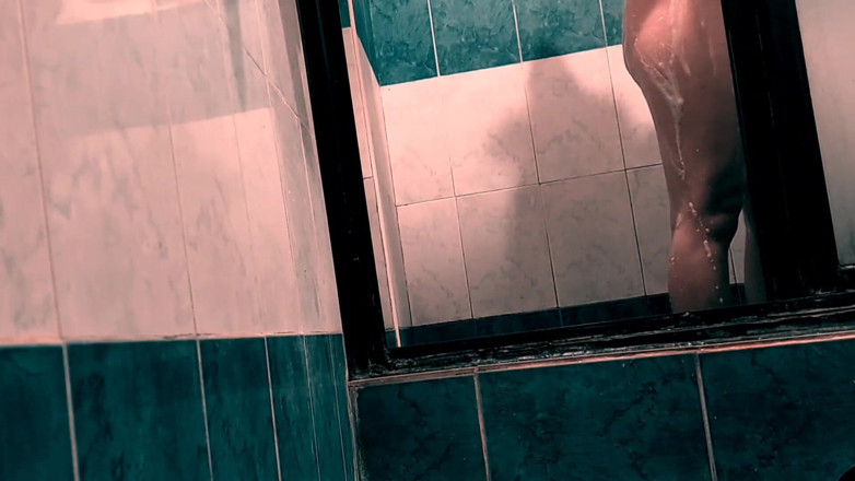 Grentie: Feeling horny in the shower