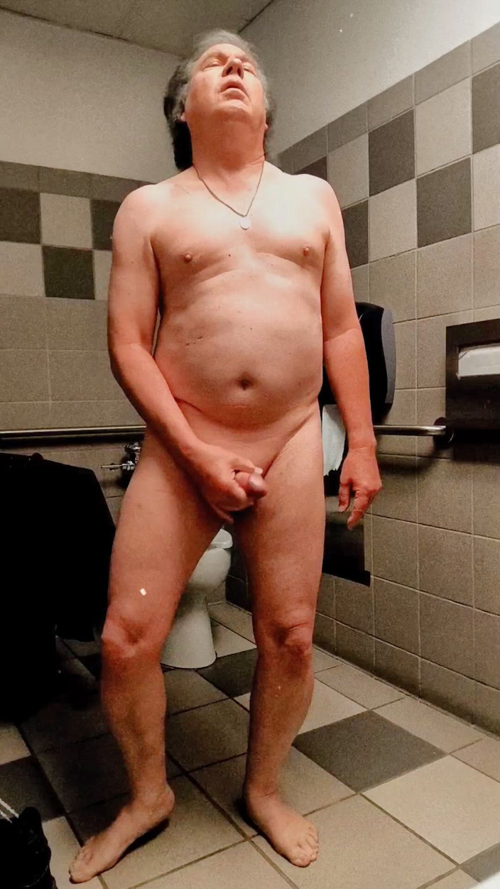 American_Nudist: American_nudist: Stříkání na veřejné toaletě