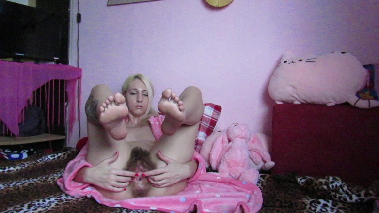 Cuteblonde666: Gadis remaja rambut pirang yang imut lagi asik mainin dan...