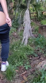 Une jolie latina mince se promène dehors et exhibe ses gros seins et son cul