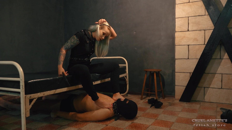 Cruel Anettes fetish world: Czerwone paznokcie, lizanie stóp