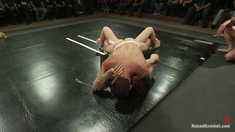 Naked Kombat: Perlawanan pasukan tag langsung yang sengit!