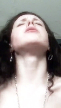 Ve fitness místnosti nechá majitele ji tvrdě šukat, aby zachránila její příspěvek