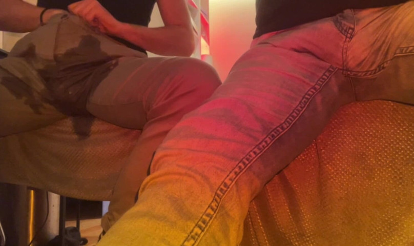 2 Amateur Flatmates Guys Wetting Their Pants on Cam for a Follower (AmateurBoysPissing) 2 Amateur Flatmates Guys Wetting Their Pants on Cam for a Follower (AmateurBoysPissing)